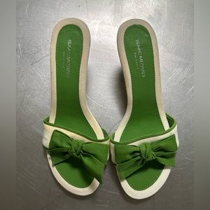 Isaac Mizrahi summer slides with green bow 7 1/2